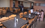 Restoran 6 Hotel Megharaj