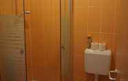 Toilet Kamar 2 Tihany Yacht Club