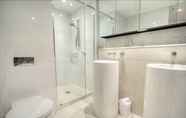 In-room Bathroom 7 Oracle Resort, Broadbeach - Q Stay