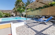 Swimming Pool 2 Charming 3-bedroom House in Tinos