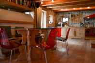 Bar, Cafe and Lounge Chalet nel Doch