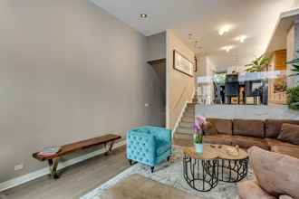 Lobi 4 Chicago Townhome