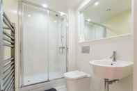 In-room Bathroom Modern Apt. in the Heart of Docklands