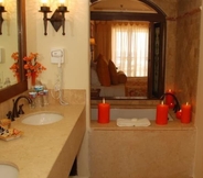 Toilet Kamar 4 Beautiful Family Suite at Cabo San Lucas