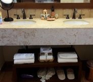 Toilet Kamar 5 Beautiful Family Suite at Cabo San Lucas