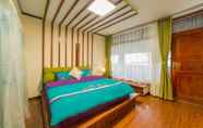 Kamar Tidur 6 Colorful Flower Guesthouse