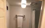 In-room Bathroom 7 Econo Lodge Elko Downtown Area