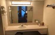 In-room Bathroom 6 Econo Lodge Elko Downtown Area