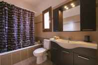 In-room Bathroom Velia Seaside Apartments