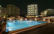 สระว่ายน้ำ 2 Hotel Avila In