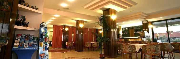 Lobby Hotel Avila In