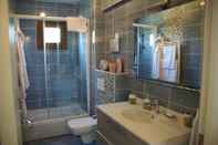 In-room Bathroom Parla Viens Suites