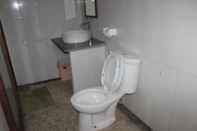 ห้องน้ำภายในห้อง Surya Homestay - Lembongan