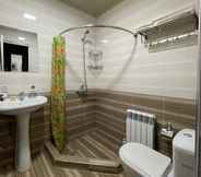 Toilet Kamar 7 Hotel Ishonch