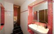 In-room Bathroom 3 La Maison Du Peintre En Provence