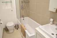 Bilik Mandi dalam Bilik Bright 2 Bedroom Flat - Short Walk to Notting Hill