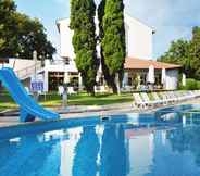 Swimming Pool 4 Hotel Dolphin