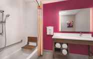 In-room Bathroom 4 La Quinta Inn & Suites by Wyndham South Jordan