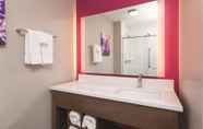 In-room Bathroom 5 La Quinta Inn & Suites by Wyndham South Jordan