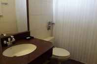 Phòng tắm bên trong Hotel Radha