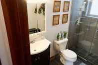 In-room Bathroom Creative Chicago Charm in Wicker Park