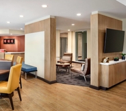 Functional Hall 3 TownePlace Suites by Marriott Milwaukee Grafton