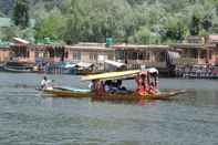 Nearby View and Attractions Appollo eleven group of houseboats