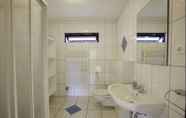 In-room Bathroom 7 UplandParcs Dumel