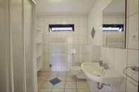 In-room Bathroom UplandParcs Dumel