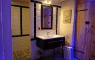In-room Bathroom 4 Le Manoir