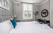 ห้องนอน 5 Elegant Shepherds Bush Home by Kensington Olympia