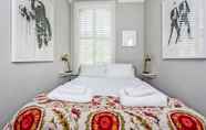 ห้องนอน 3 Elegant Shepherds Bush Home by Kensington Olympia