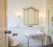 In-room Bathroom 2 Hooton Pagnell Hall