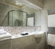 In-room Bathroom 7 Hooton Pagnell Hall