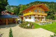 Bangunan Chalet unter Weißblauem Himmel