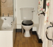 Toilet Kamar 5 Twyford Farm B&B