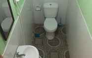 Toilet Kamar 7 Guanna's Place Room and Resto Bar