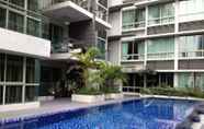 Kolam Renang 2 Downtown Cosy Apartment