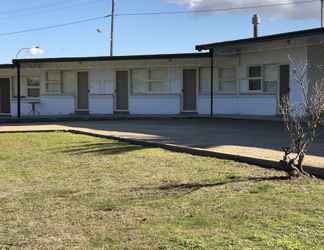 Exterior 2 Green Door Motel