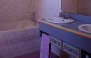 In-room Bathroom 4 Chambres d'hôtes du Manoir de Blanche Roche