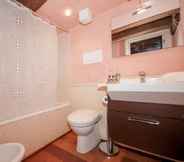 In-room Bathroom 3 Doge Palace 6