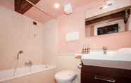 In-room Bathroom 2 Doge Palace 6