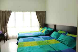 Bedroom 4 Setia Walk by SYNC