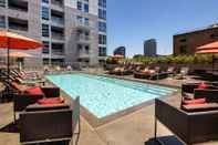 สระว่ายน้ำ Downtown LA Cozy Apartments