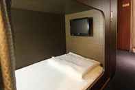 Bedroom Nikoh Capsule Hotel Refre - Hostel - Caters to Men