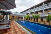 Swimming Pool Botoum Hostel