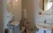 Toilet Kamar 6 Hotel Lariana