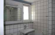 In-room Bathroom 2 U3z Hostel Aalborg