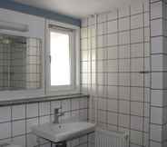 In-room Bathroom 2 U3z Hostel Aalborg