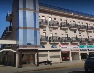 Bên ngoài 2 Hotel Khatri